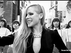 Ünlü porno yıldızı Avril Lavigne büyük göğüslerini sergiliyor