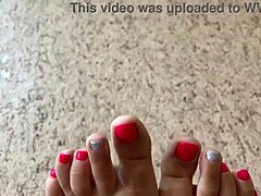 Sexe masturbation en solo avec des pieds mignons
