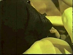 Vintage-pornovideo, jossa on karvainen kypsä MILF