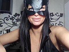 Femdom Brunette hallitsee kukkoa BDSM-videossa