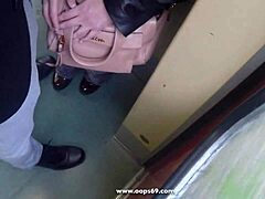 Возбужденный женатый наблюдатель выпуклости становится непослушным в поезде