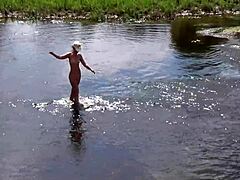 熟女ロシア人が露天で裸で風呂に入ります
