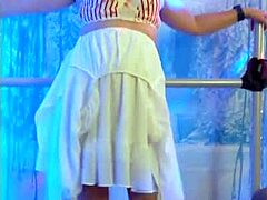 Steffi Valentines ، امرأة حمراء ذات شعر ساخن ، ترقص في مهبلها القذر في فيديو هواة