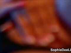 Sophie Dee, prsata milf, liže svojo mokro muco