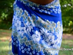 Аматерска жена од ебаноса скида своју одећу за хардкор јахање пениса