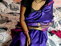 Az indiai mostohaanya megragadja mostohafiát, amint házi készítésű videóban szagolgatja a bugyiját