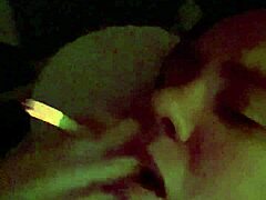 Аби, секси съпругата, става ексцентрична с големия си пенис и пушенето