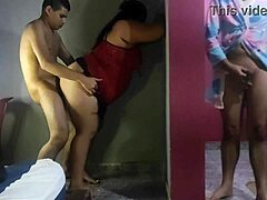 בן החורג של ונצואלה מרוצה את אשתו על ידי בעלו של חבר