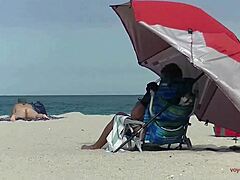 समलैंगिक प्रदर्शनकारी पत्नी हीथर को नग्न समुद्र तट पर व्यूअर द्वारा फिल्माया जाता है