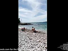Nebraska Jim och Rebeka Ruby njuter av en varm naken strandsemester