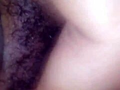Μια μαύρη με τριχωτά μαλλιά γεμίζει το μουνί της με πέος