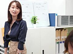 Japon ofis hanımı Yu Shinoda, boyun eğen hizmetçisini cunilingus ve cumpie ile aşağılıyor