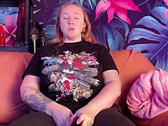Prirodzené prsia a chlpatá vagína dostávajú pozornosť vo videu Lovense Domi 2