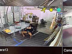 Sekretarka z dużym biustem została złapana na kamerze internetowej masturbującą się