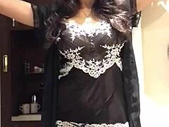امرأة هندية مثيرة ومثيرة ذات مؤخرة كبيرة تنزع ملابسها في فيديو جديد