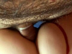 O MILF latino amatoare primește o ejaculare în gură după ce primește un penis mare în fund