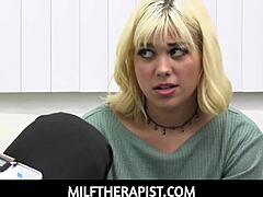 MILFセラピストと彼女の患者との三人組ポルノ