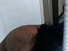 Ebony MILF bierze prysznic przed ostry seks z dużym kutasem