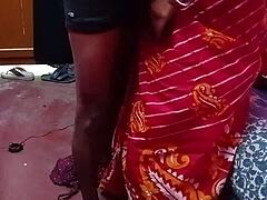 Une femme indienne aux gros seins est prise et pénétrée dans son vagin serré
