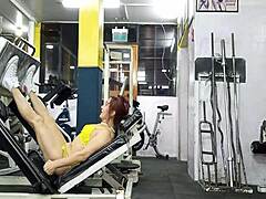 MILF calda con le gambe muscolose per un allenamento bollente