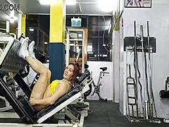 Секси майка с мускулисти крака за гореща тренировка