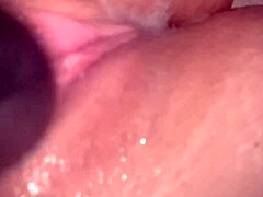 Un couple amateur atteint un orgasme intense avec un vibromasseur et une stimulation du clitoris