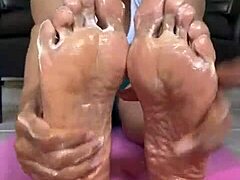 Nylon Hitam dan Footjob: Petualangan Femdom Sensual