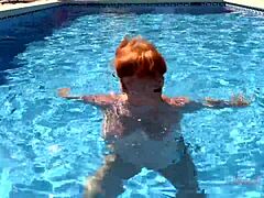 Melanie berambut merah dewasa dengan payudara besar menikmati berenang dengan Bibi Judy dalam bikini