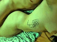 A adolescente tatuada gosta de várias posições e gargantas profundas