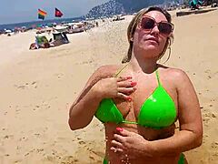 MILF bionda spruzza sulla spiaggia di Copacabana
