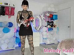 Video casero de la pornostar australiana Melody Radford en una pequeña falda negra y bikini
