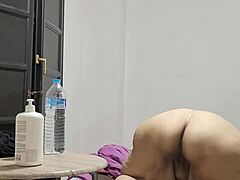 Coolmarina, zralá kráska, předvádí svou chlupatou kundičku v žhavém videu