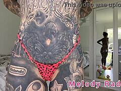 Gros cul et gros seins de Melody Radfords en gros plan
