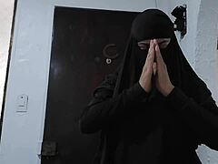 Арабская мама в черном никабе скачет на анальной игрушке и спермает на веб-камеру