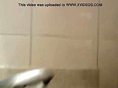 מציצה סקסית בחוץ עם חורגת ובנה בחדר האמבטיה ב-Camsluttygirls