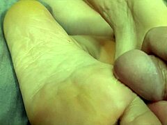 Кинги масажа стопала и игра сперме у ХД порно