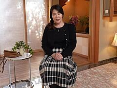 Mina Matsuokas, en gift kvinde, oplever sin første gang med brystknald og creampie