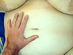 Μια Ιταλίδα έφηβη γεμίζει τα μεγάλα φυσικά στήθη της με σπέρμα