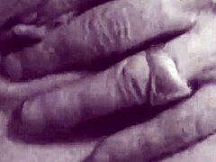 Mulheres maduras e peludas se unem em um vídeo pornô vintage