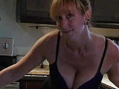 En bedårende rødhåret kvinde viser sine dansefærdigheder frem i køkkenet