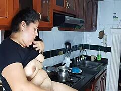 En latina-amatør får sex i køkkenet, mens hendes stedbror ser på