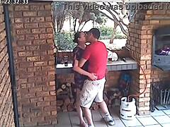 Uma câmera escondida captura a esposa trapaceira e um inocente de 18 anos de idade