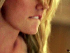 Brett Rossis naturlige bryster hopper i HD-pornovideo