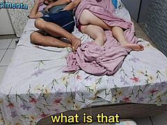 Тиа Гомес, молодая женщина с большой грудью, и ее племянник делят постель после новоселья