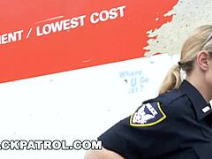Milf met grote borsten berijdt een zwarte patrouilleagent in HD-video