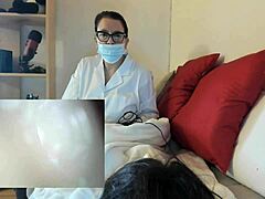 Доктор Николета прави на пациента си вагинален преглед и орален секс за спомен