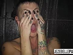 Jezebelle Bond ma duże cycki, które odbijają się podczas kąpieli pod prysznicem