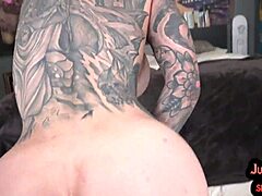 Аматерска МИЛФ са великим сисама и тетоважама добија лизање и јебање своје вагине у ПОВ-у