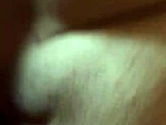 Bližnji posnetek prave amaterske medicinske sestre, ki jo njen pacient jebe v muco in zadnjico