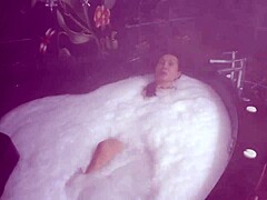 Чувственная молодая женщина наслаждается парной ванной в сауне